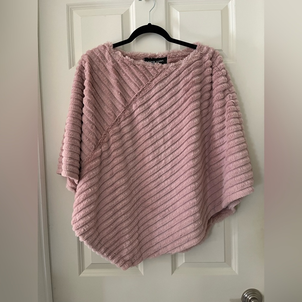 Women BLACK RIVET Faux Fur Asymmetrical Poncho
Mauve Pink S/M special occasion